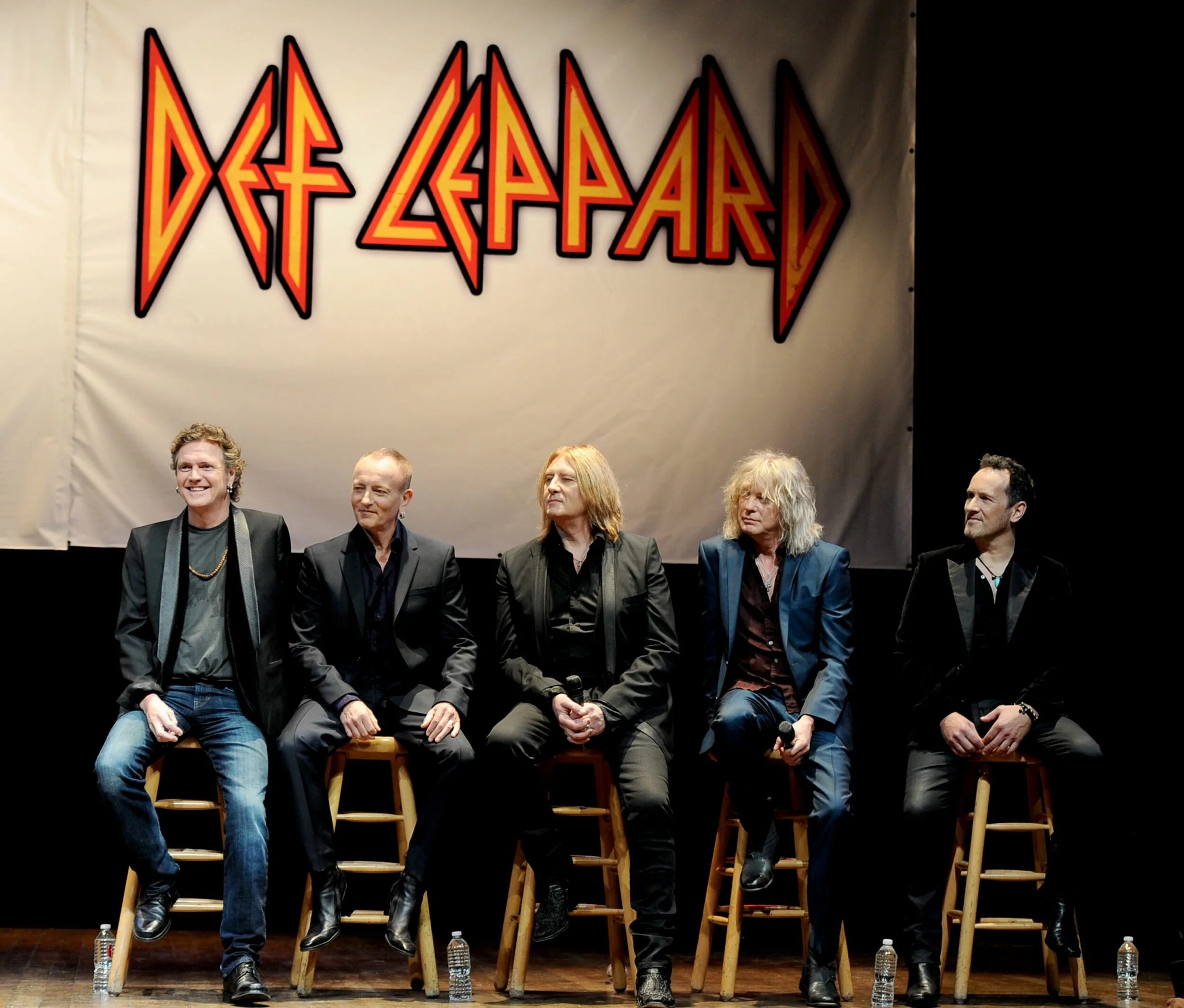 Def leppard 2022. Def leppard pour. Группа def leppard 2017. Def leppard pour some sugar on me. Euphoria def leppard.