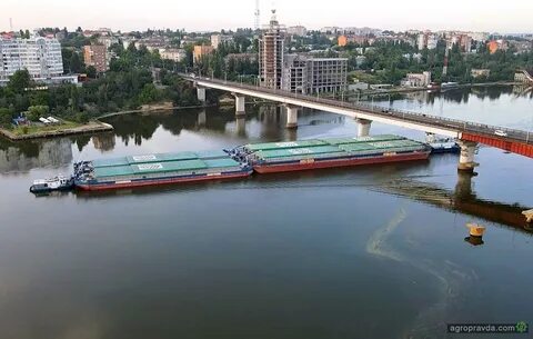 Караван барж груженных лесом прошел под мостом
