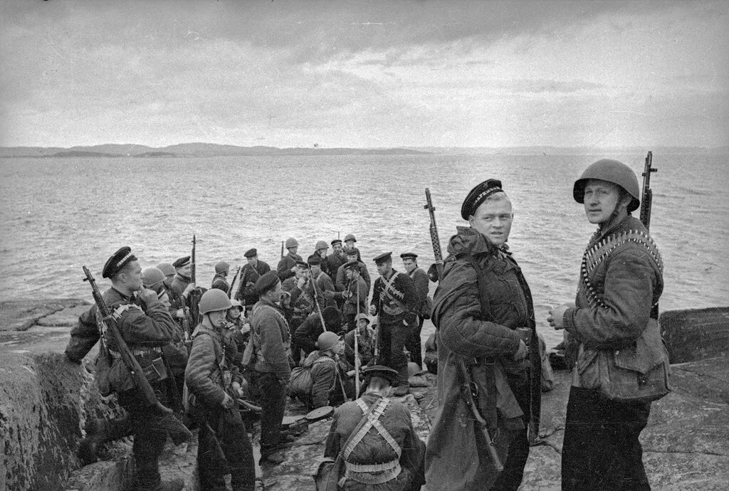 Кто был этим морпехом, изображенным на знаменитом фото? История с Андреем Журавл