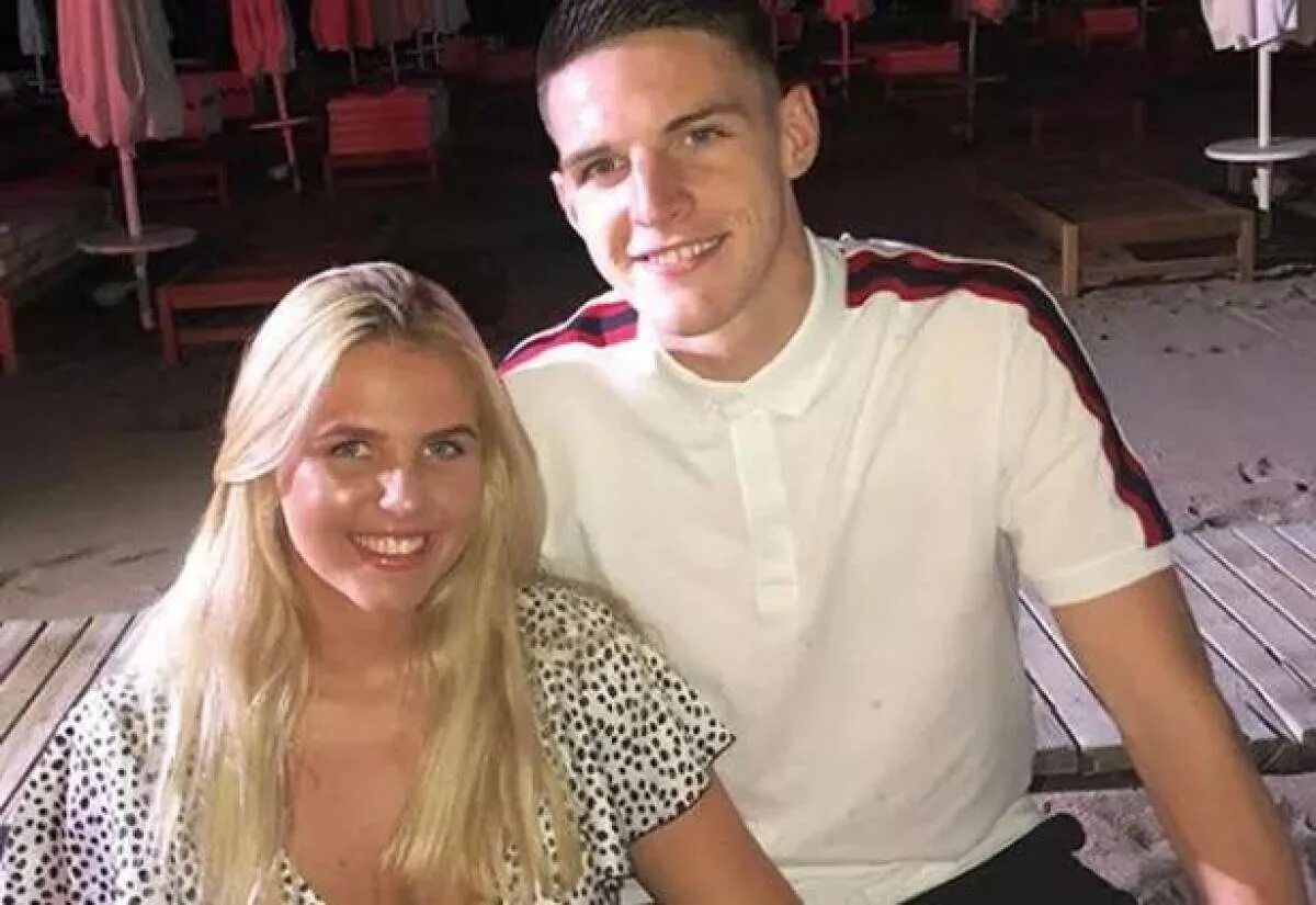 Девушка райса. Деклан райс и лорен фрайер. declan rice girlfriend. деклан райс с женой. деклан райс девушка.