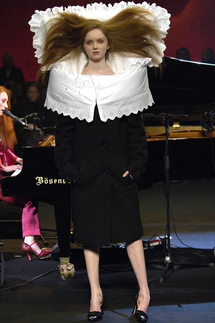 Показ моды с подушкой на голове. Показ мод в подушках. Показ мод в подушках. Показ мод в подушках. Показ мод в подушках.