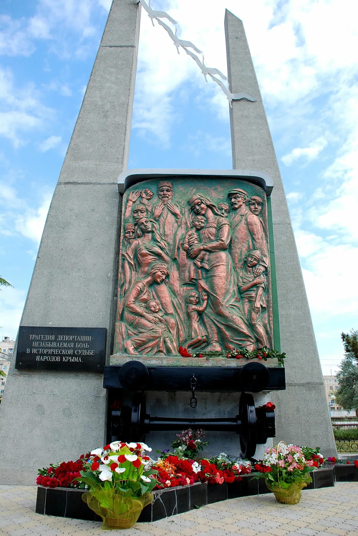 Мемориал жертвам депортации Евпатория. Мемориал жертвам депортации 1944 крымских татар. Памятник жертвам депортации в Крыму в Евпатории. Памятник депортации Евпатория. Жертвам депортации