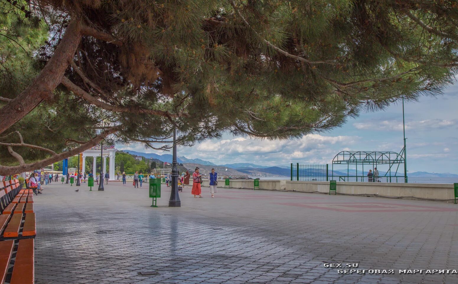 Алушта улица набережной. Алушта Центральная набережная. Алуштинский набережная. Центр набережной Алушты. Алушта набережная парк.