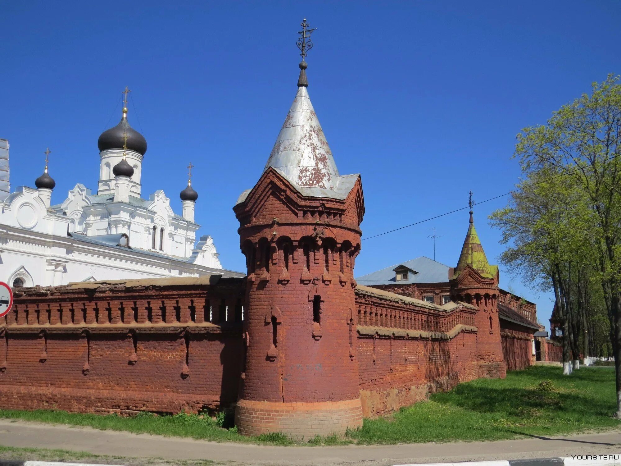 Городок егорьевск. Памятник юрию долгорукому в дмитрове. Памятник князю долгорукому в дмитрове. Колокольня волоколамск. Исторические памятники подмосковья.
