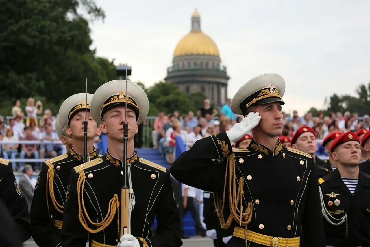Моряки на параде. Военный парад. Военно морской парад. Российские моряки на параде.
