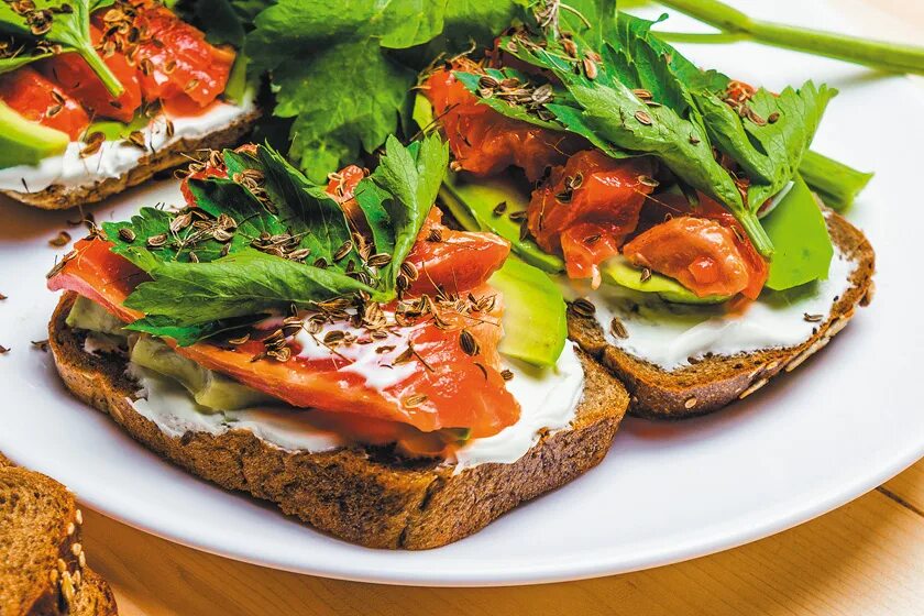 сэндвич с семгой и авокадо. бутер с форелью и авокадо. бутерброд с авокадо и помидорами. бутер с авокадо и красной рыбой. бутерброды из форели.