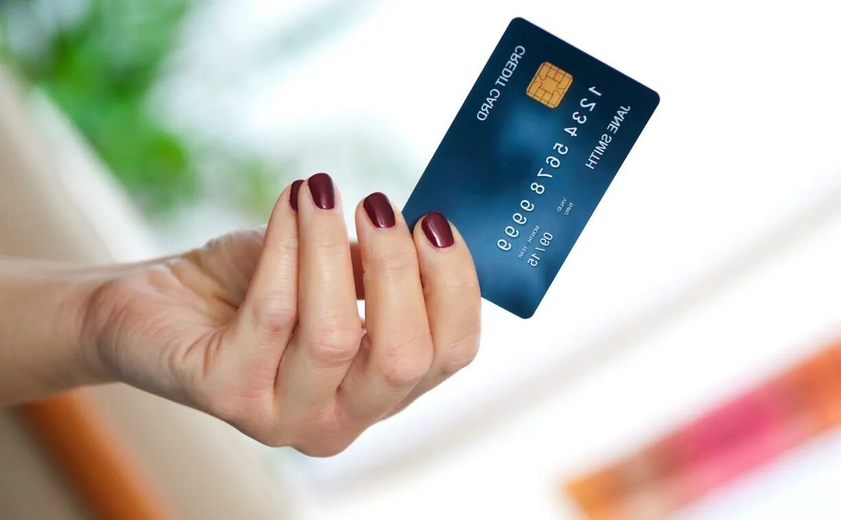 Кредитная карта для покупок. Рука с карточкой. Пластиковые карточки. Банковская карточка в руке. Кредитная карта.