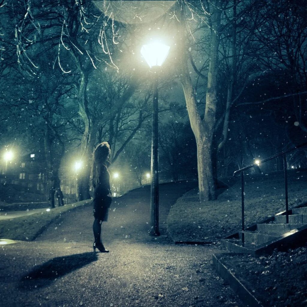 Зима одиночество. Одиночество зимой. Человек под фонарем. Фонарь ночью.