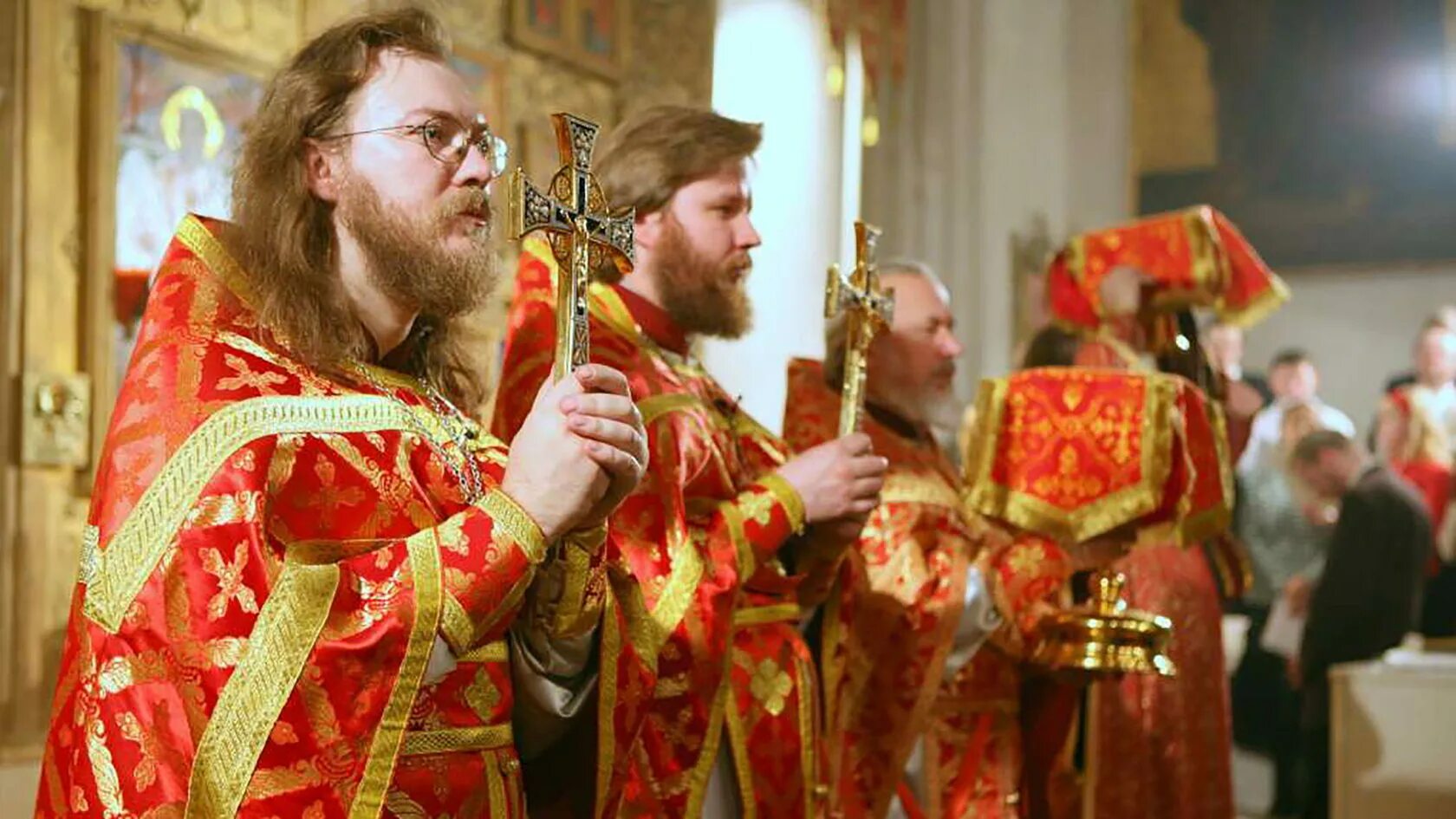 Православный священник. Священник в церкви. Священнослужители в храме. Батюшка в храме. Приход батюшки