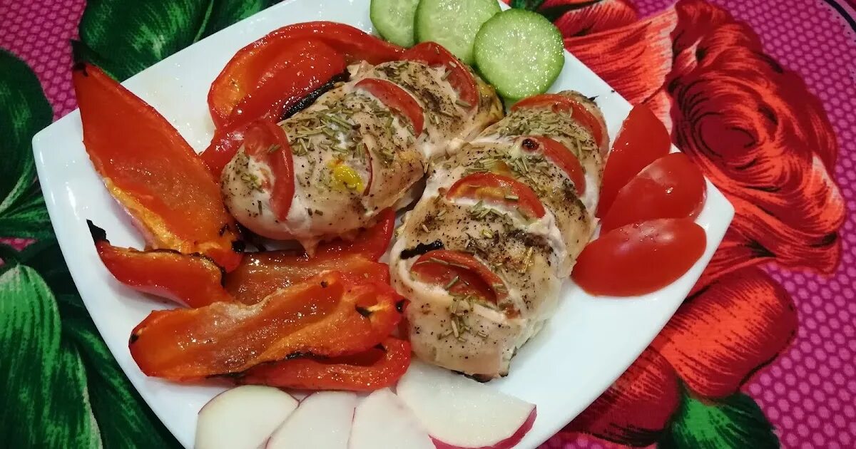 Вкусная грудка с овощами. Праздничное блюдо из куриной грудки. Вкусный ужин с куриной грудкой. Куриная грудка с овощами для банкетов. Грудка помидоры черри.