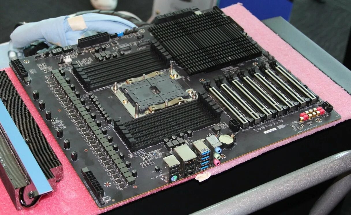 Intel chipset device. LGA 3647 процессоры. Фирмы выпускающие чипсеты для материнских плат. Радиатор для чипсета x570. HEDT процессоры.