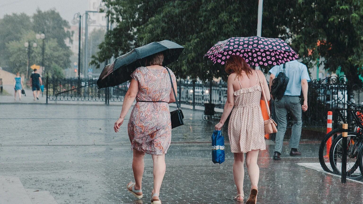 1 июля дни городов. Дождливый день. Жара девушки на улицах города. Фотосессия в дождливую погоду. Жара и дождь.