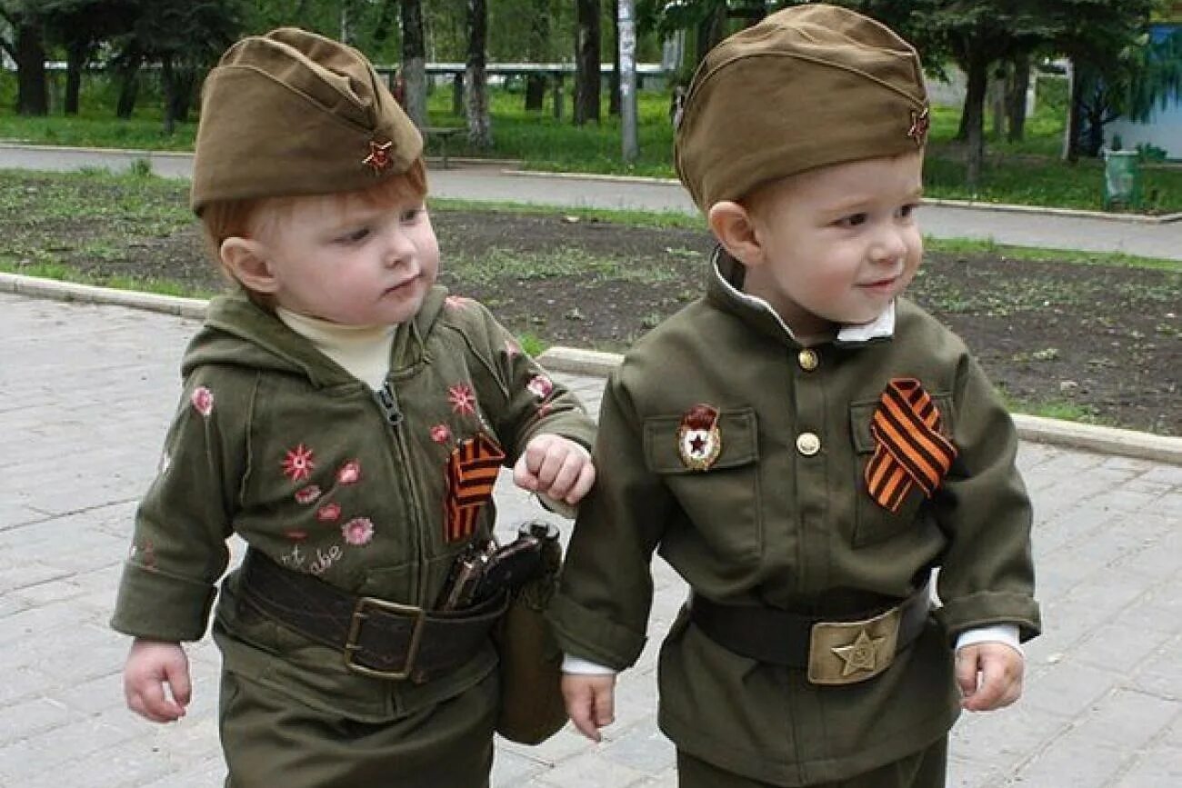 Военный костюм 9 мая. Дети в военной форме. Малыш в военной форме. Маленький мальчик в военной форме. Дети на 9 мая в военной.
