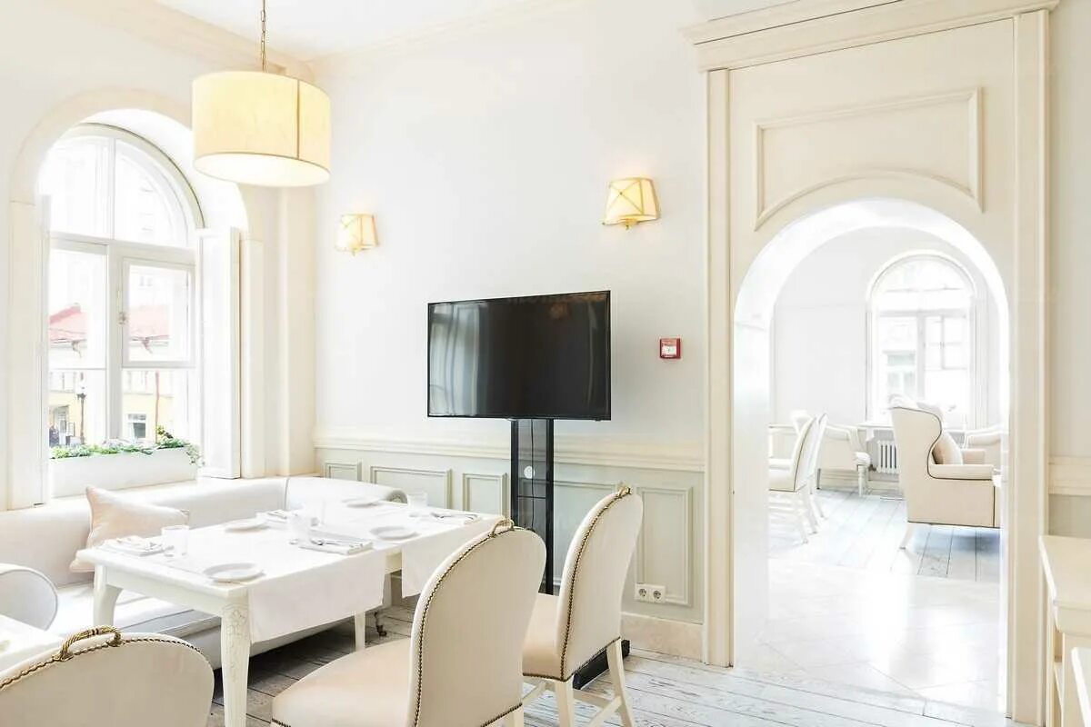 Ресторан белый арбат 55/32. Ресторан белый в москве. Ресторан белый в москве. Вайт рэббит москва. Ресторан белый на арбате.