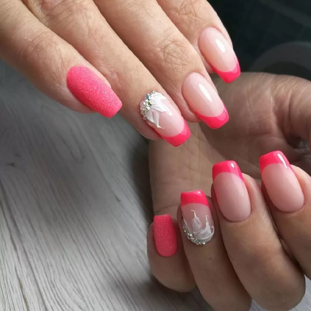 Маникюр нежный френч розовый. Розовый френч. Розовый френч на квадратных ногтях. Розовый френч на квадратных ногтях. Маникюр френч розовый.