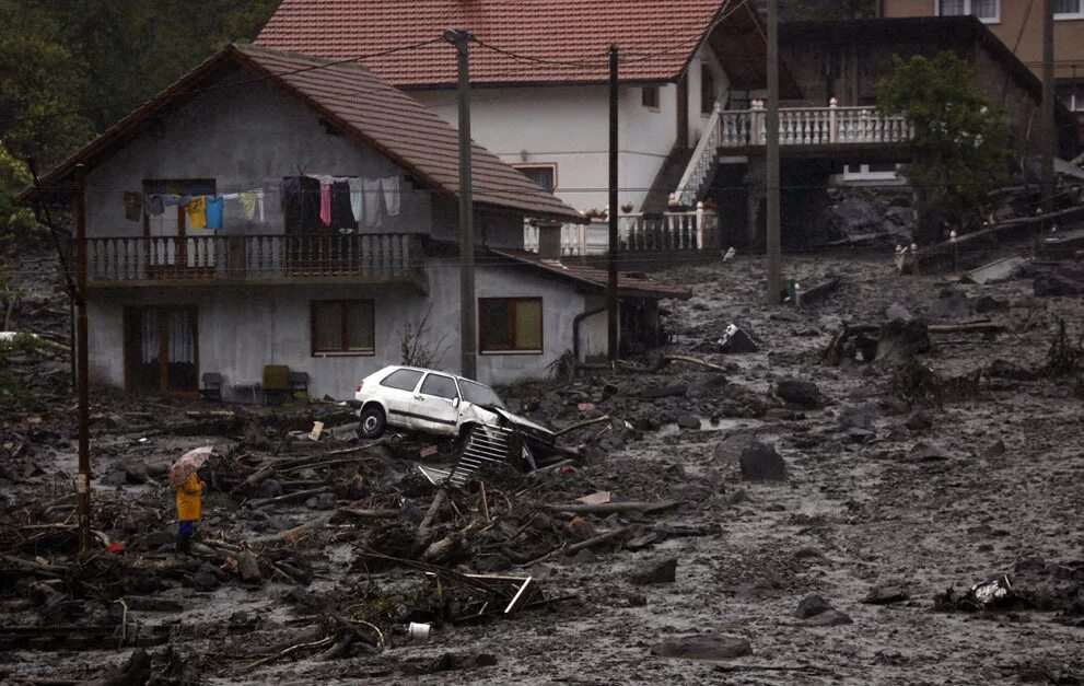 Грози село. Сербия наводнение 2022. Наводнение в Сербии 2014. Сель в Италии 1998. Сель стихийное бедствие.
