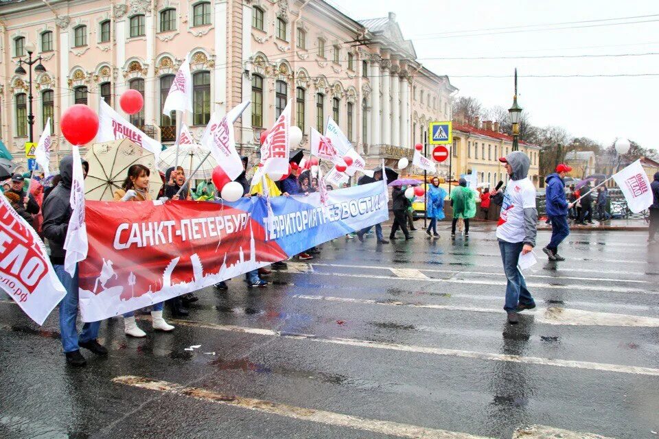 1 мая в питере. Колонна на 1 мая. украшение колонны на 1 мая. 1 мая спб. демонстрация на 1 мая украшение колонны.