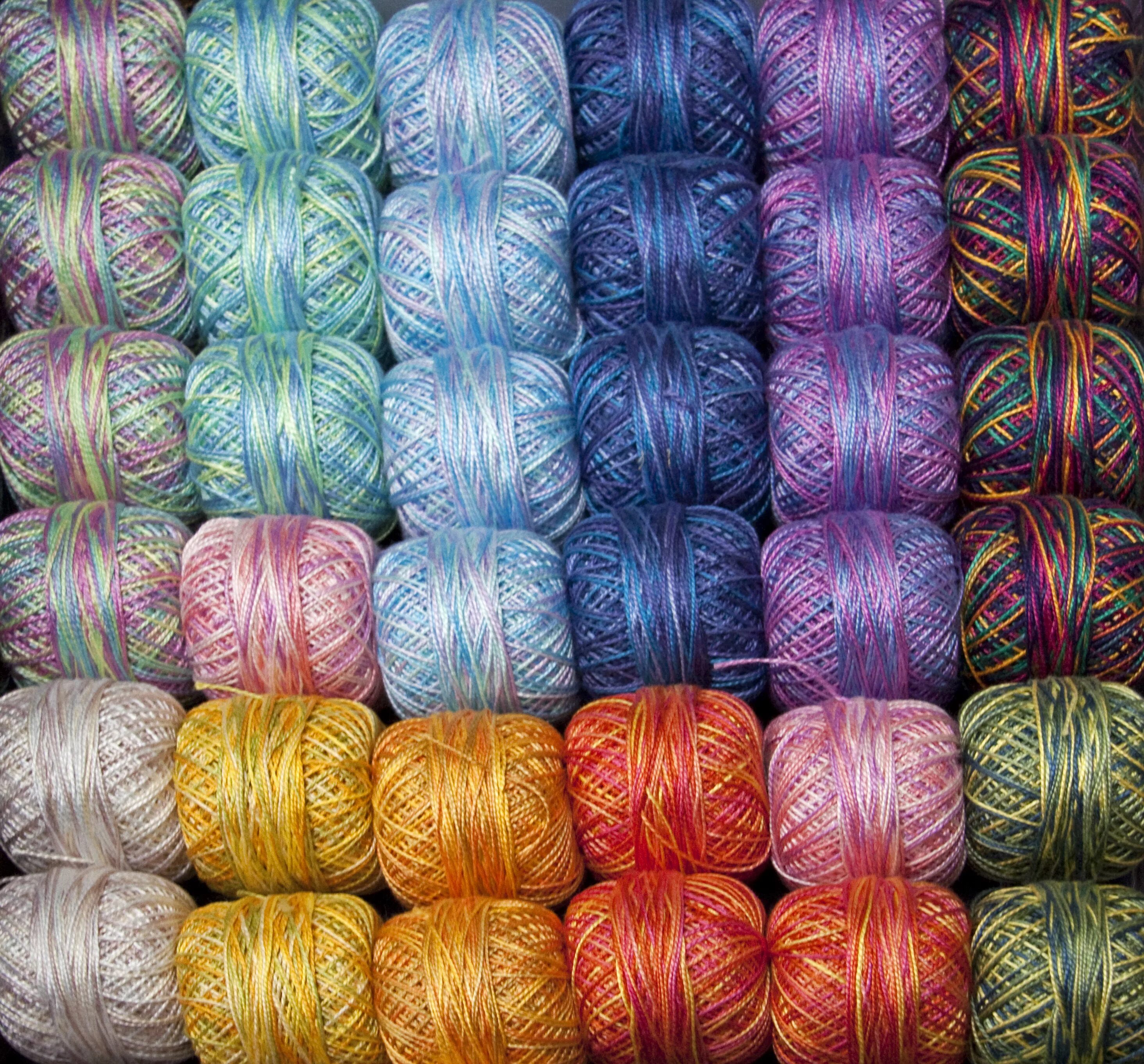 Современные нитки. Пряжа Silk Luster. Шелковые нитки для вязания. Синтетическая пряжа для вязания. Разноцветные нитки.