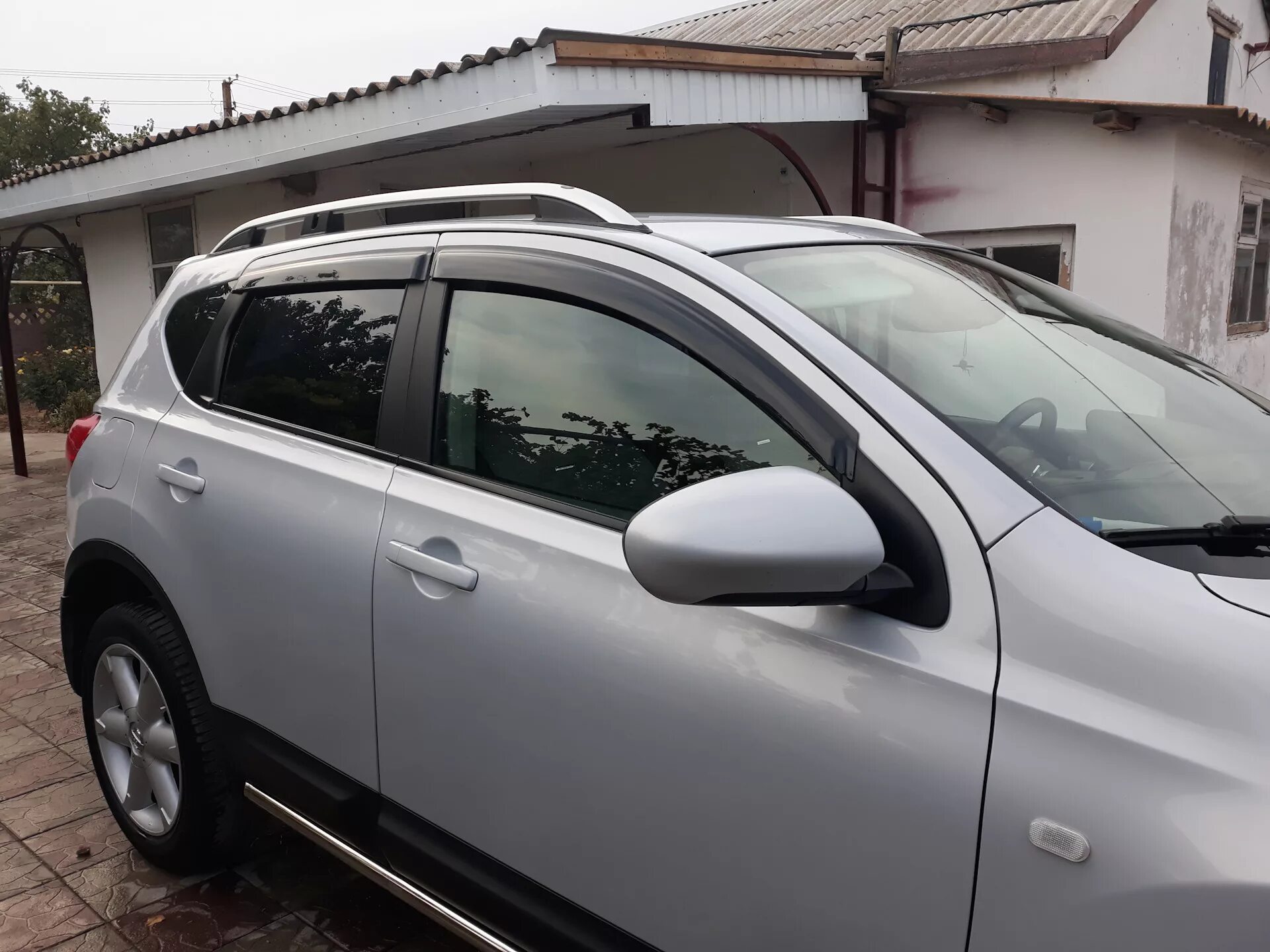 Рейлинги на кашкай j10. Рейлинги на ниссан кашкай j10. nissan qashqai j10 рейлинги. дефлекторы ниссан кашкай j10. qashqai j10 рейлинги.