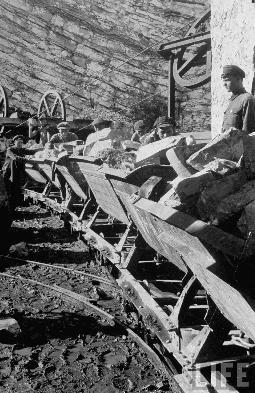 великие стройки первых пятилеток в ссср. довоенные пятилетки. механический завод журавлева-бенке самара. пятилетка плакат. довоенные пятилетки.