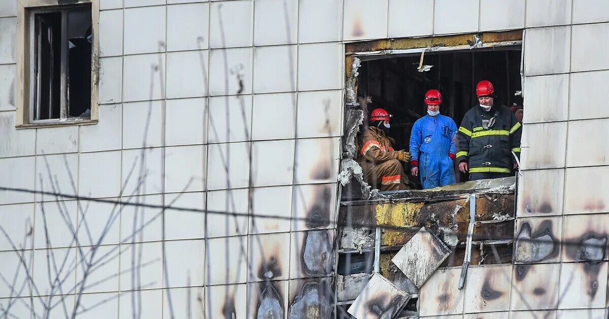 Тц зимняя вишня кемерово сколько погибших. Зимняя вишня Кемерово 2018. Пожар в Кемерово в ТЦ зимняя вишня. ТЦ зимняя вишня Кемерово. Пожар в торговом центре «зимняя вишня» пожары в России.