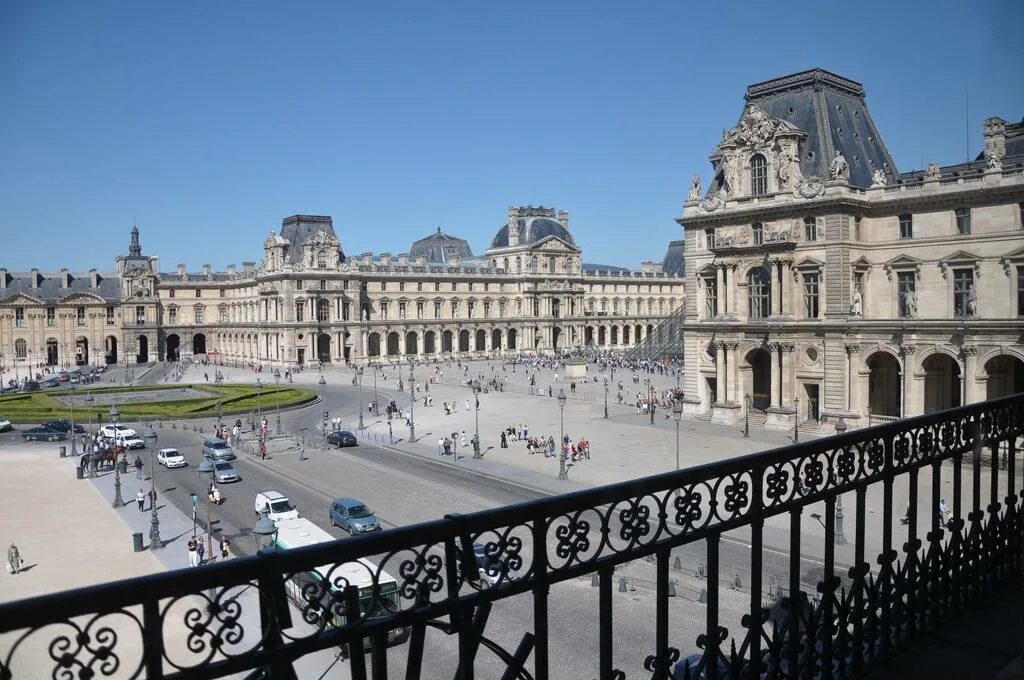 De louvre. Музеи. Лувр. Париж. Дворец Лувра Париж. Лувр, бывший Королевский дворец в Париже.. Лувр Париж внутри.