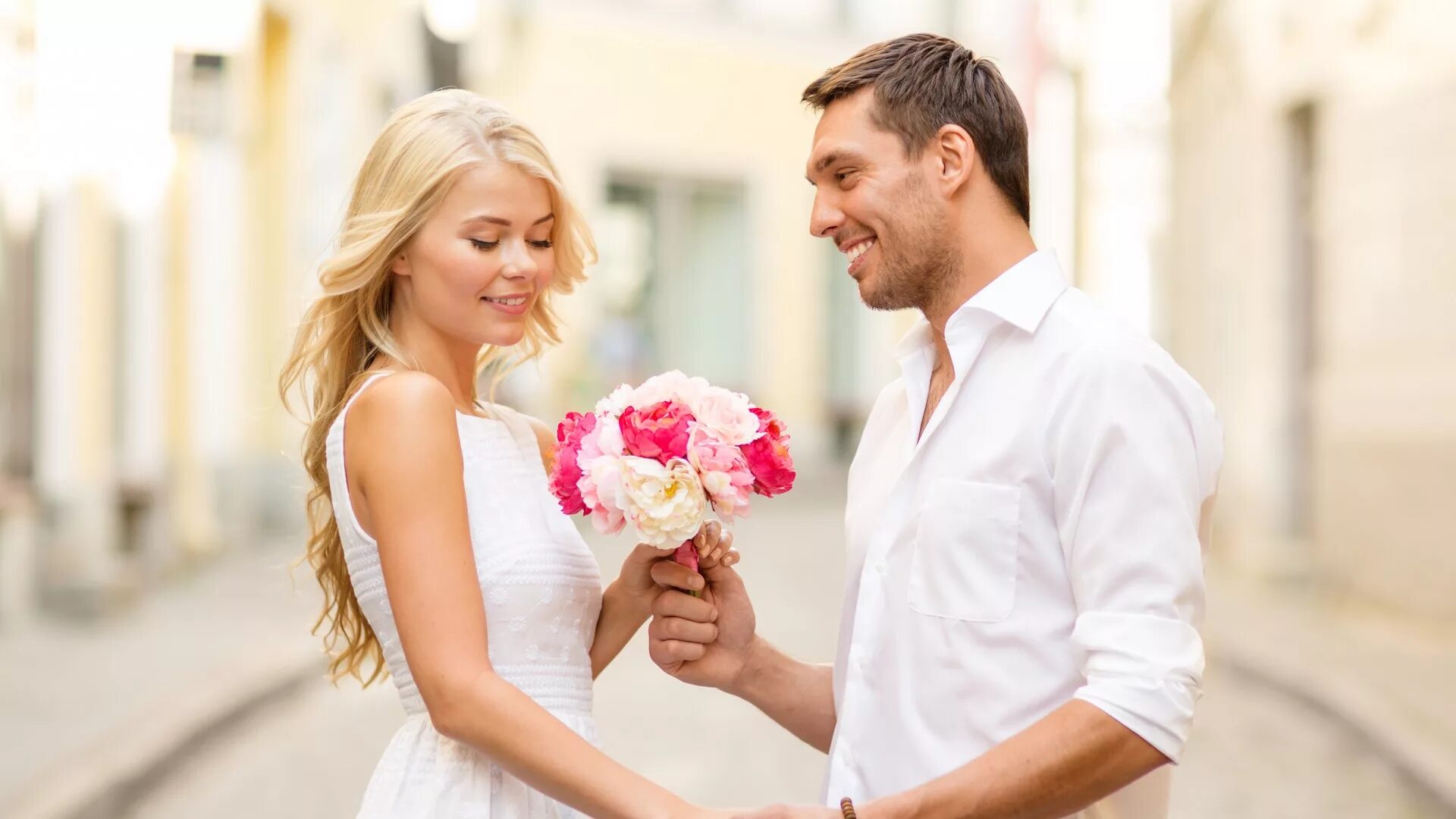 Счастливые муж и жена. Предложение руки и сердца. Обаятельный предложения. Обаятельный предложения. Девушка в центре внимания.