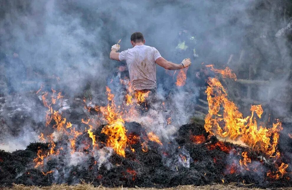 На себе и он горит