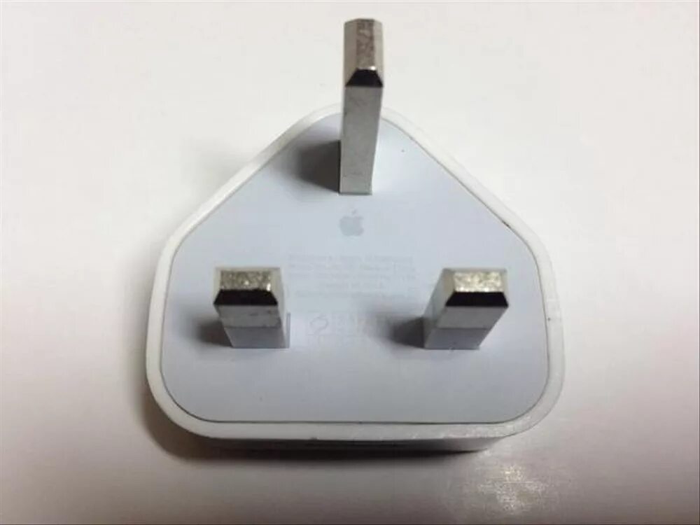 Adapter iphone 20w американская вилка. Адаптер для айфона оригинал. Адаптер айфон треугольный три оригинал. Переходник для айфона оригинал.