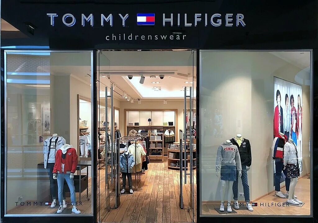 напапири томми хилфигер. вывеска товара томми хилфигер. магазин томи халфиджер. бутик томми хилфигер. одежда tommy хилфигер.
