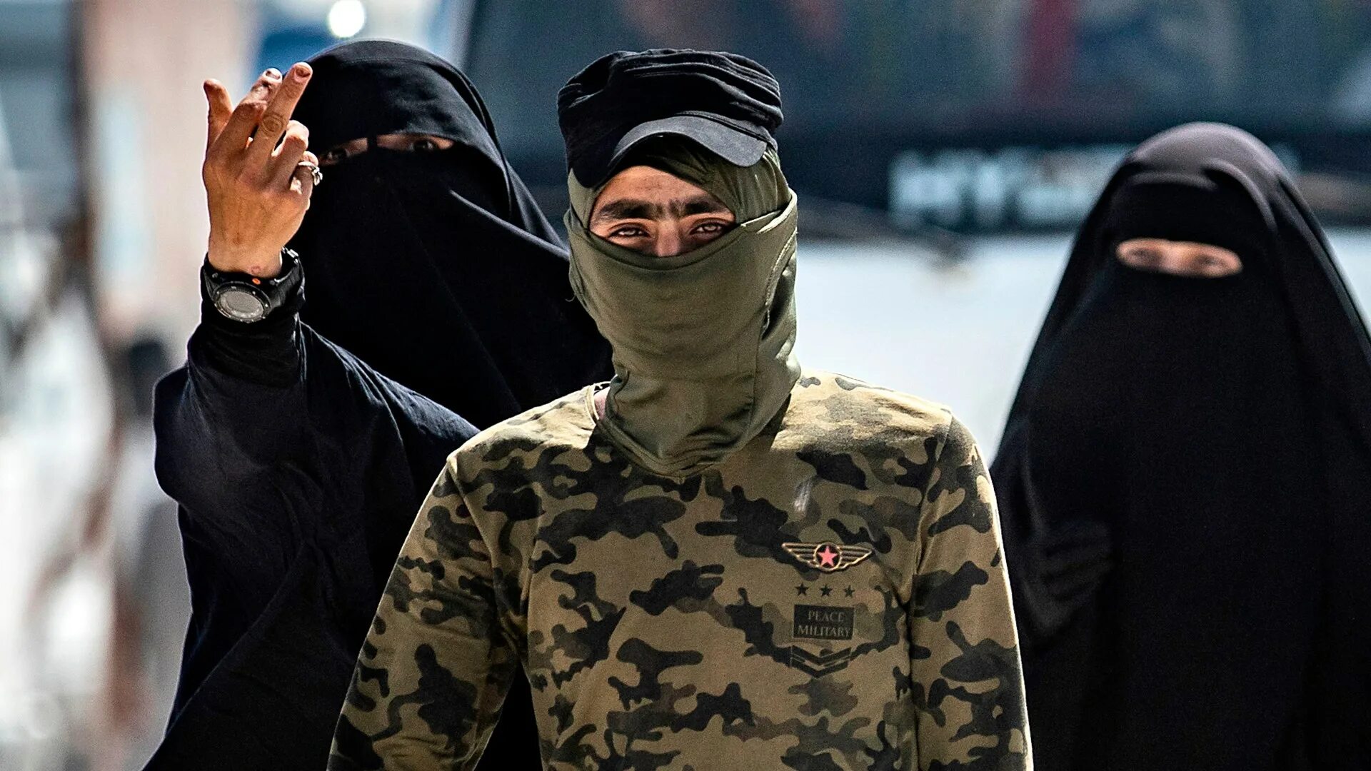 Девушка в хиджабе в мекке. Включи исламское. Мусульманская семья никаб. Фон мечеть. Мусульманские женщины.