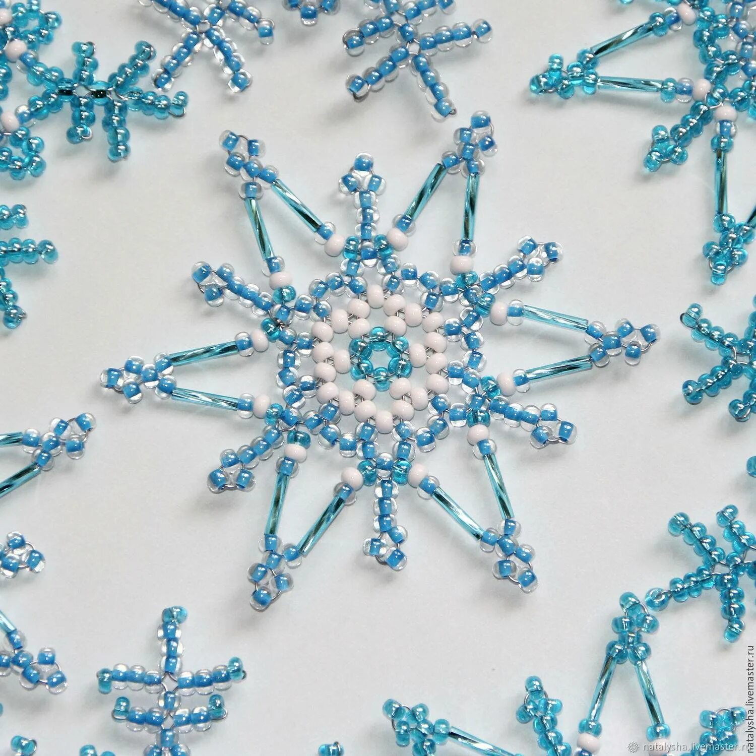 Снежинка из бисера. Снежинки из бисера. Снежинки из бусин мастер класс. Снежинка из бусинок. Снежинки из бусин.