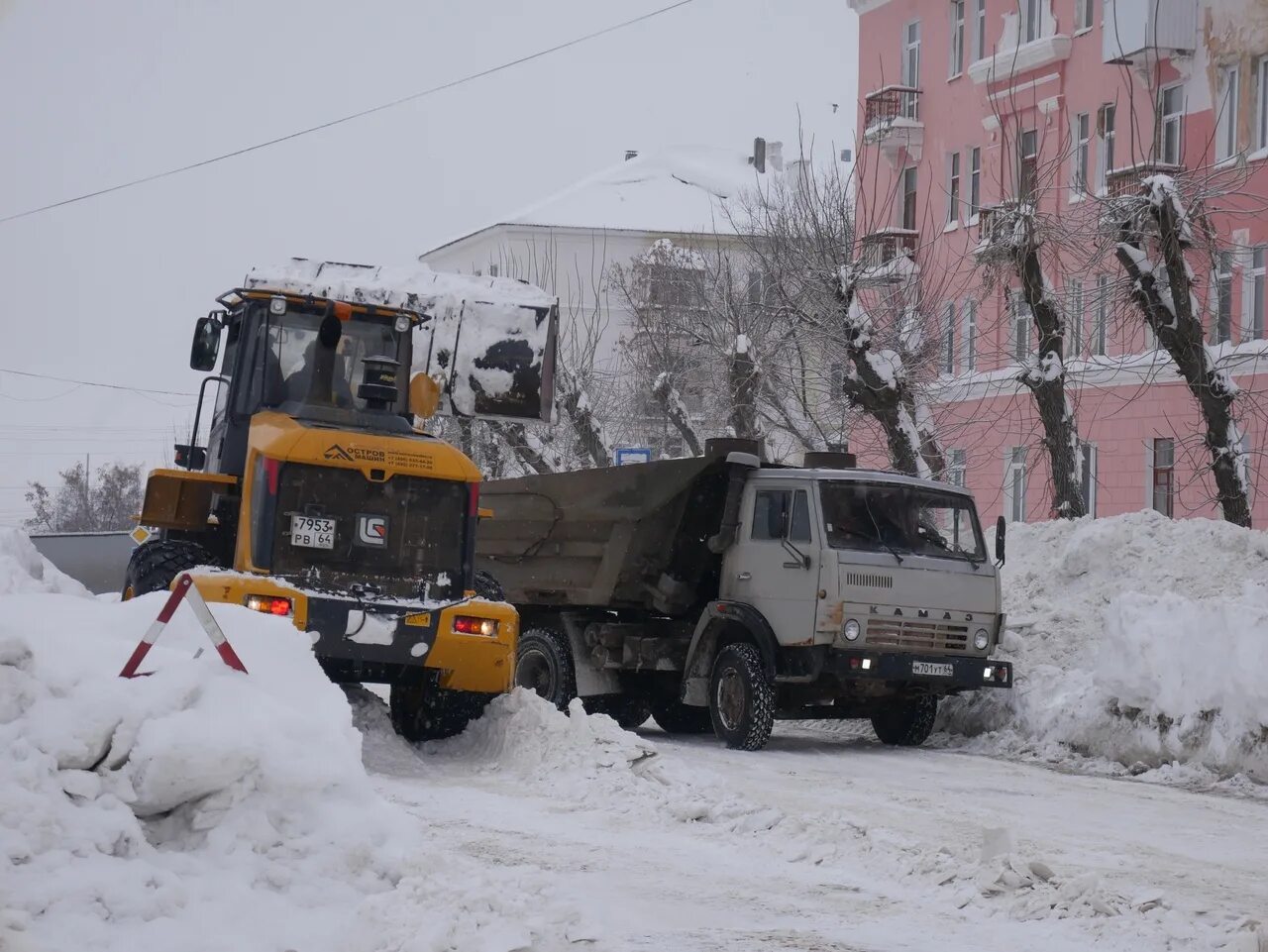 КАМАЗ со снегом. Контроль снега на КАМАЗАХ видеонаблюдение. Уборка снега КАМАЗЫ С надписями. Расширяют дорогу на трассе от снега.