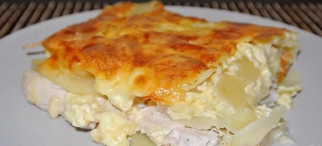 Картошка с филе курицы с сыром духовки. Филе с картошкой в духовке и сыром. куриное филе в духовке с картошкой и сыром. куриное филе запеченное с картошкой и сыром в духовке. куриное филе в духовке с картошкой и сыром под майонезом.