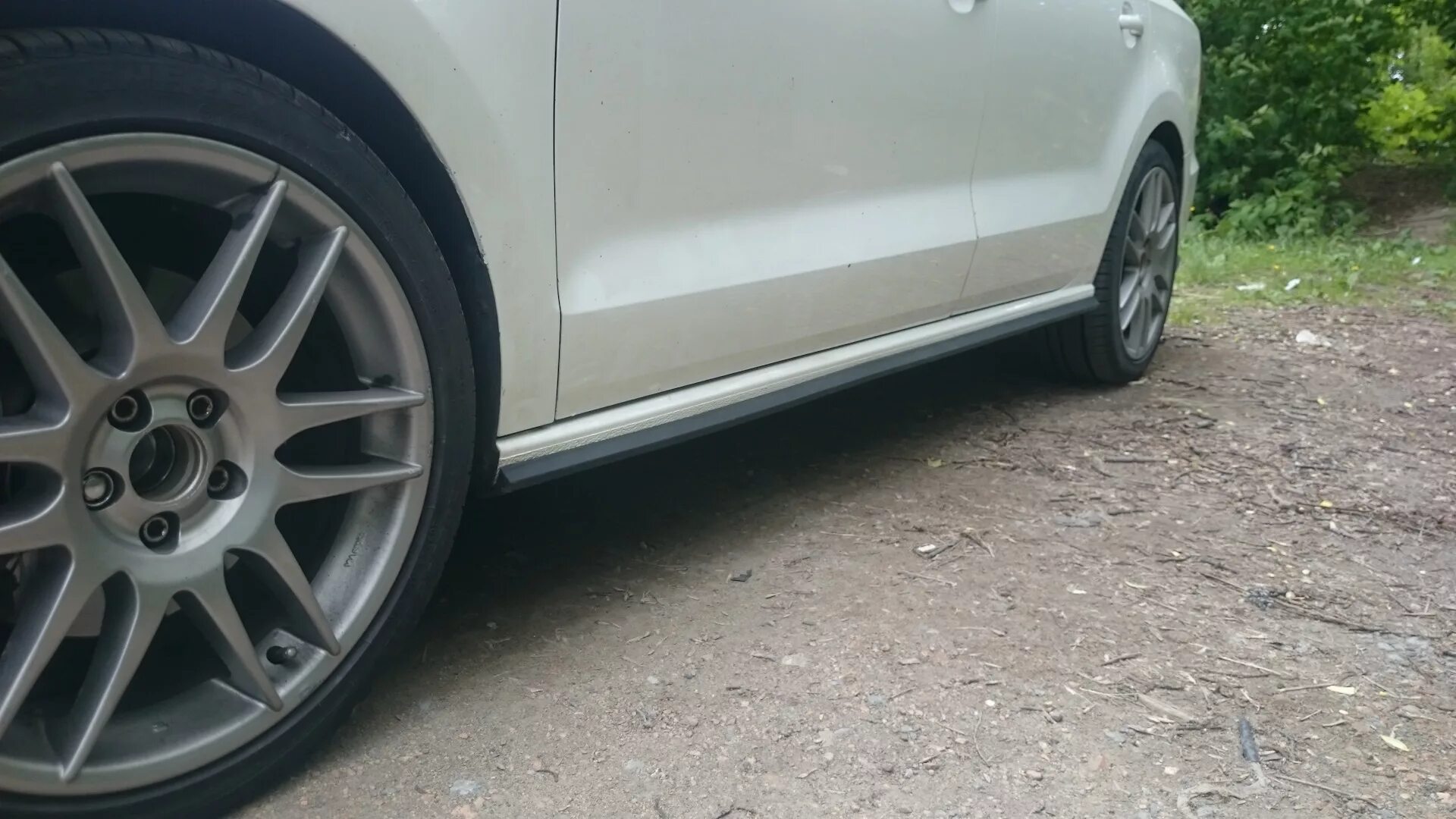 Vw polo пороги. Порог поло седан 2011. Vw polo пороги. Пороги поло седан 2012. Накладки на пороги polo hatchback.