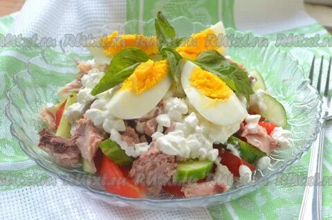 Салат из тунца с яйцом и огурцом
