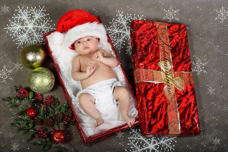 новый год семья. дети под елкой. новый год дети. елке мелкой зимой холодно. новогодняя фотосессия в костюмах.