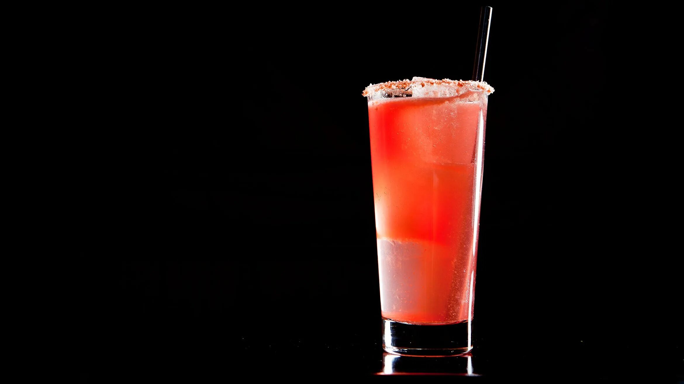 Whiskey sour коктейль фото. Коктейль с апельсином. Мохито с черникой. Красивые коктейли. Коктейль с банановым листом.