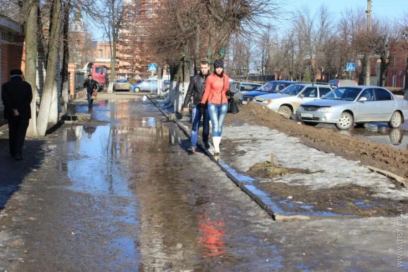 Растаяли почти. Лужа в городе. Тает снег в городе. Апрель в городе. Лужи весной.