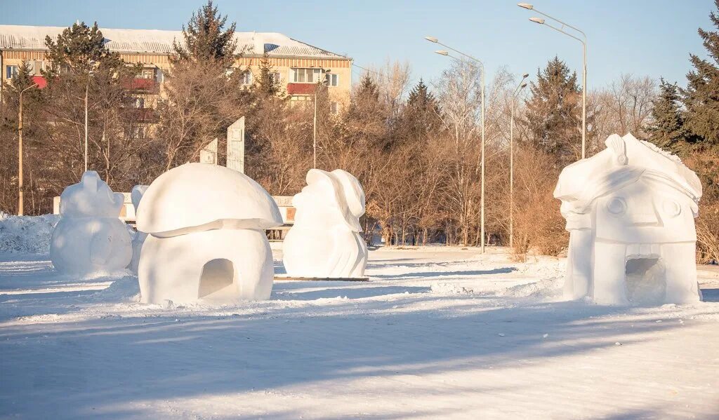 Городок свободный. Снежный городок в Свободном Амурской области. Город Свободный Амурская область зимой. Городок из снега. Изба из снега.