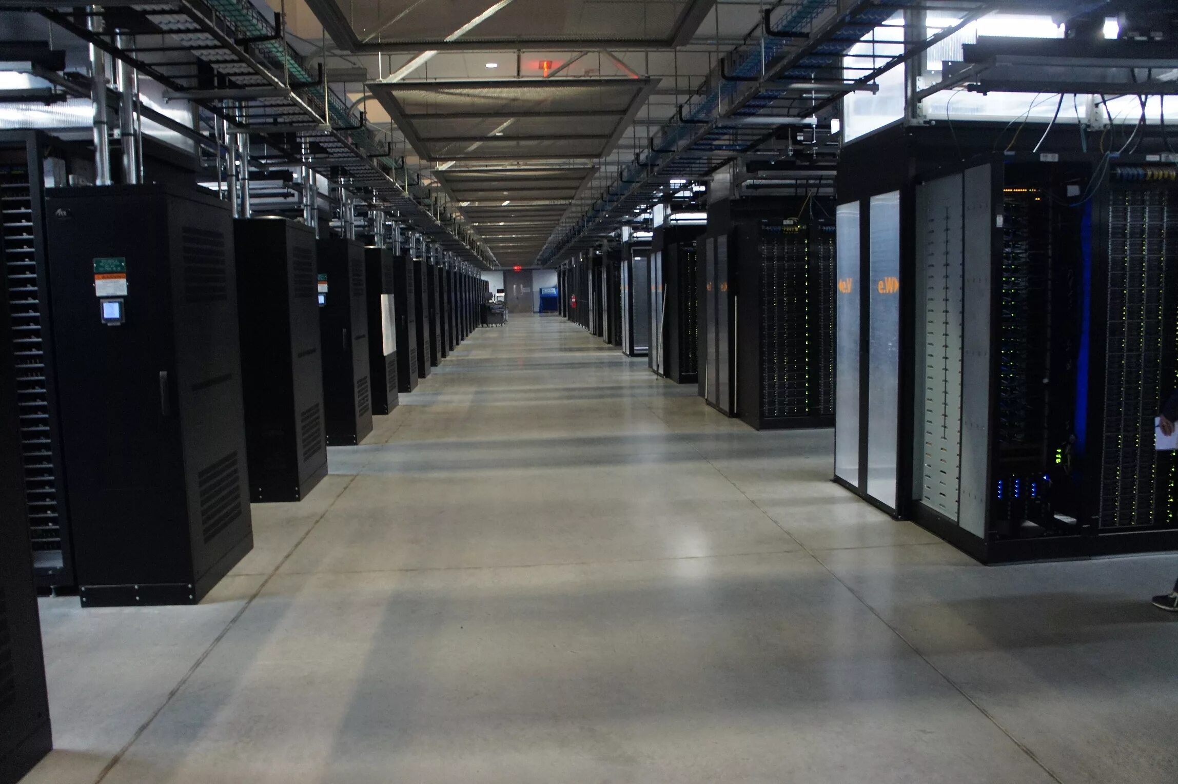 Сервера space. Datacenter цод. цод амазон. сервера амазон. серверное оборудование.