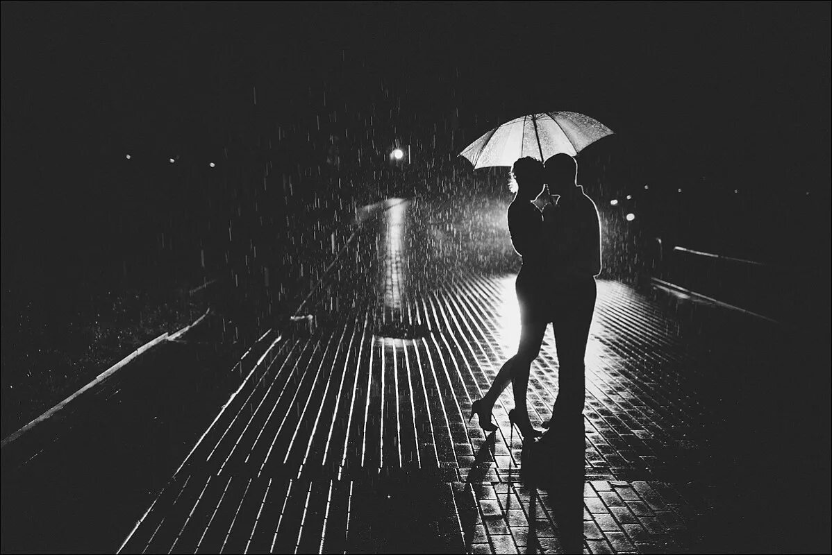 Дождь ночью. Человек ночью под дождем. Парень и девушка под дождем. Дождь любви.