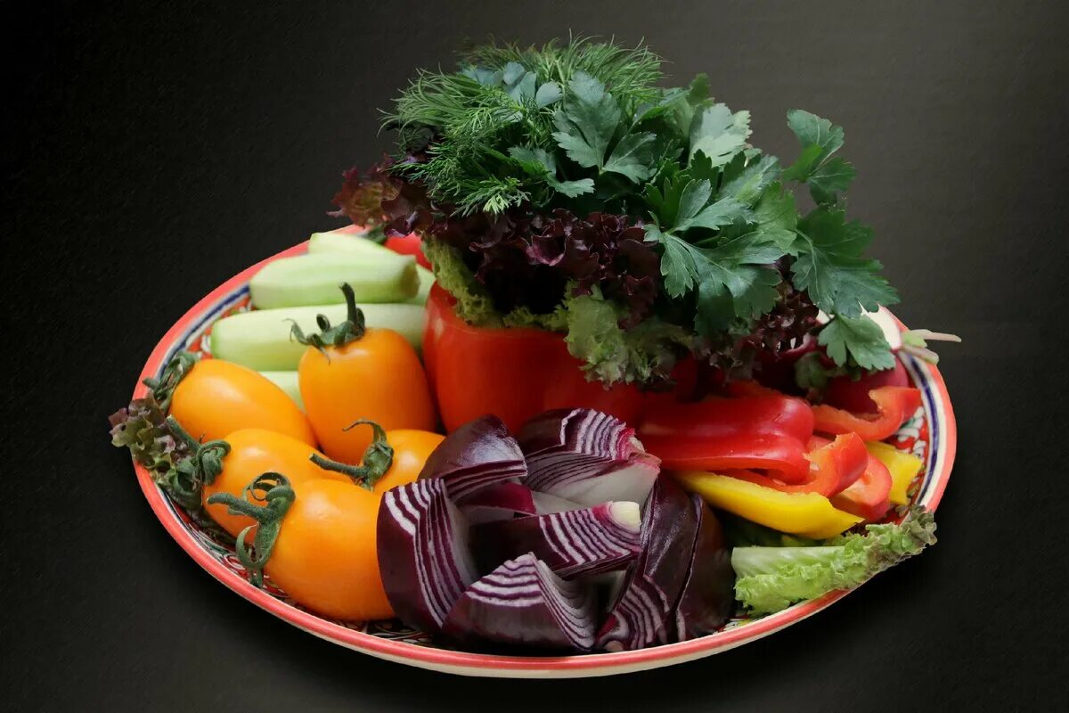 Овощи свежие на столе. Свежие овощи. Овощное ассорти. Тарелка с овощами. Овощное ассорти свежие овощи.