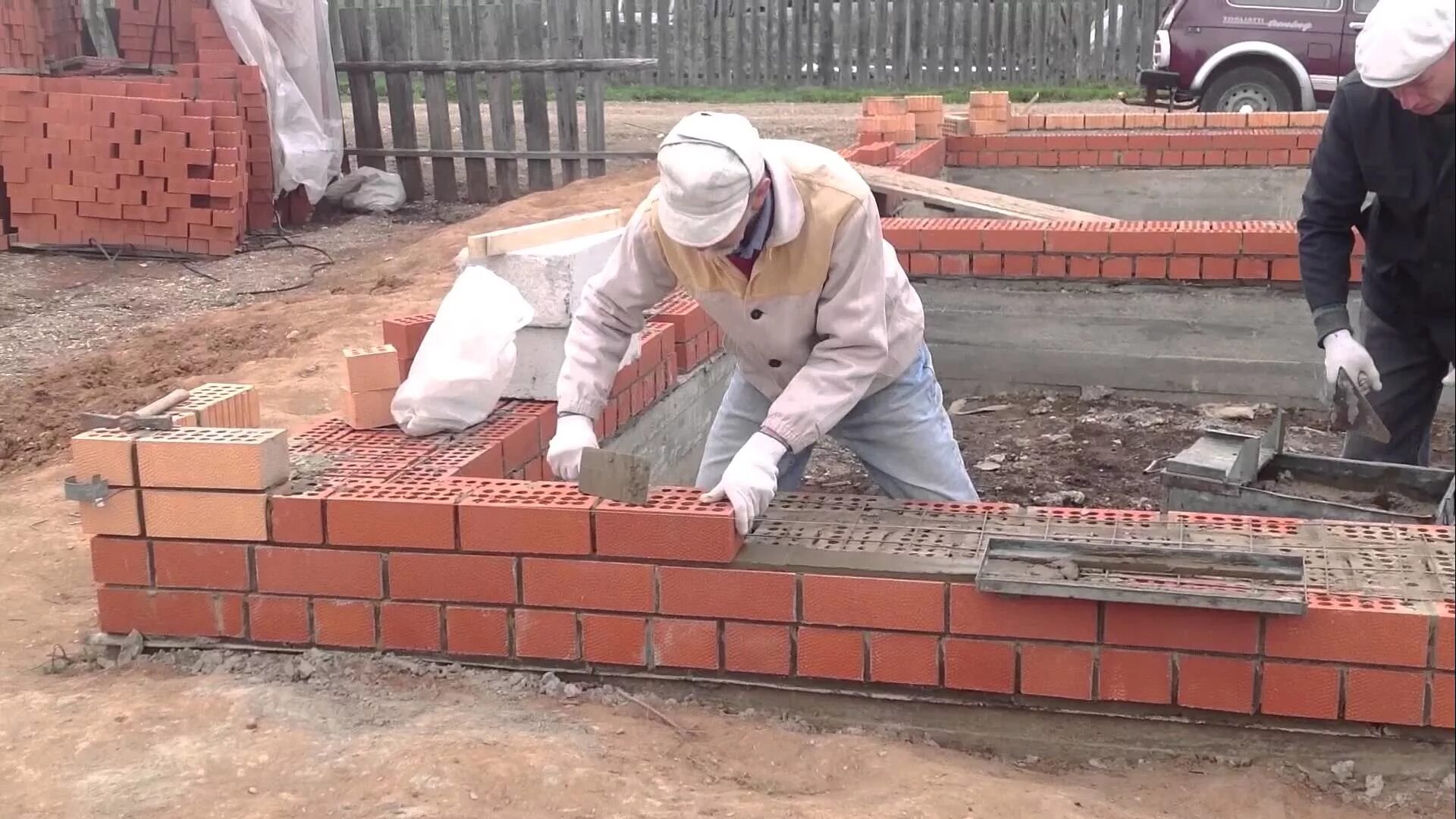 Работы по кладке кирпича. Кладка кирпича. кладка кирпича своими руками. укладка стен из кирпича. укладка облицовочного кирпича.