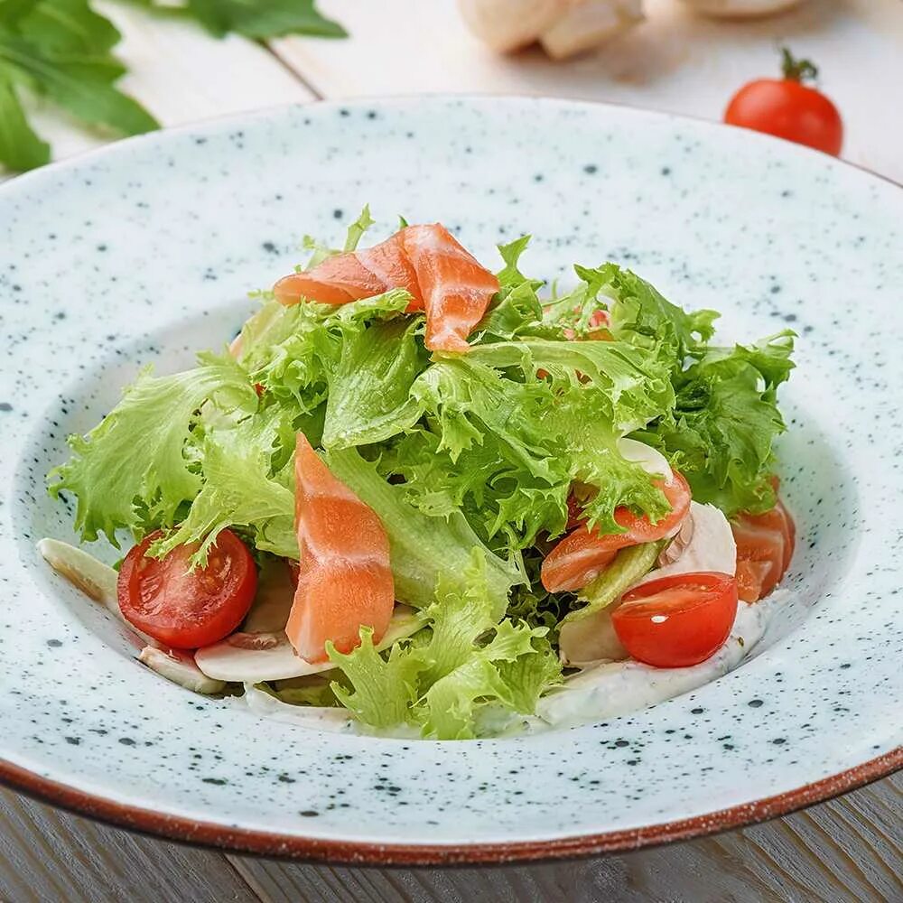 Салат со слабосоленой семгой рецепт. Салат из малосольной семги. Салат со слабосоленой семгой рецепт. Салат с семгой слабосоленой и авокадо. Салат из сёмги слабосолёной.