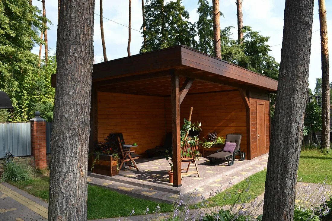 Беседка с хозблоком под одной крышей. Деревянный сарай с беседкой. Беседка с сараем под одной крышей. Хозблок с беседкой. Баня беседка хозблок под одной крышей проекты.