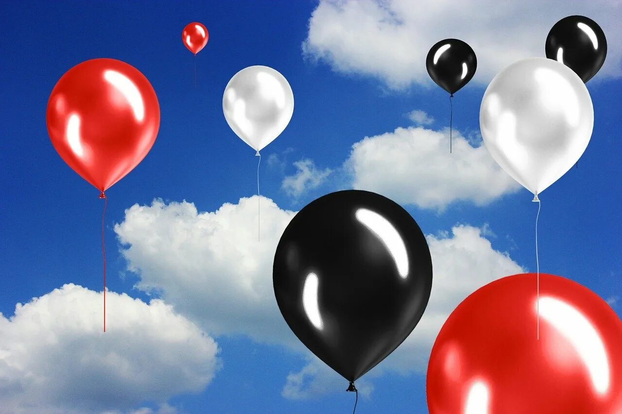 Шары улетели в небо. Воздушный шарик. Воздушные шары в небе. Шарики в небе. Красивые шарики.