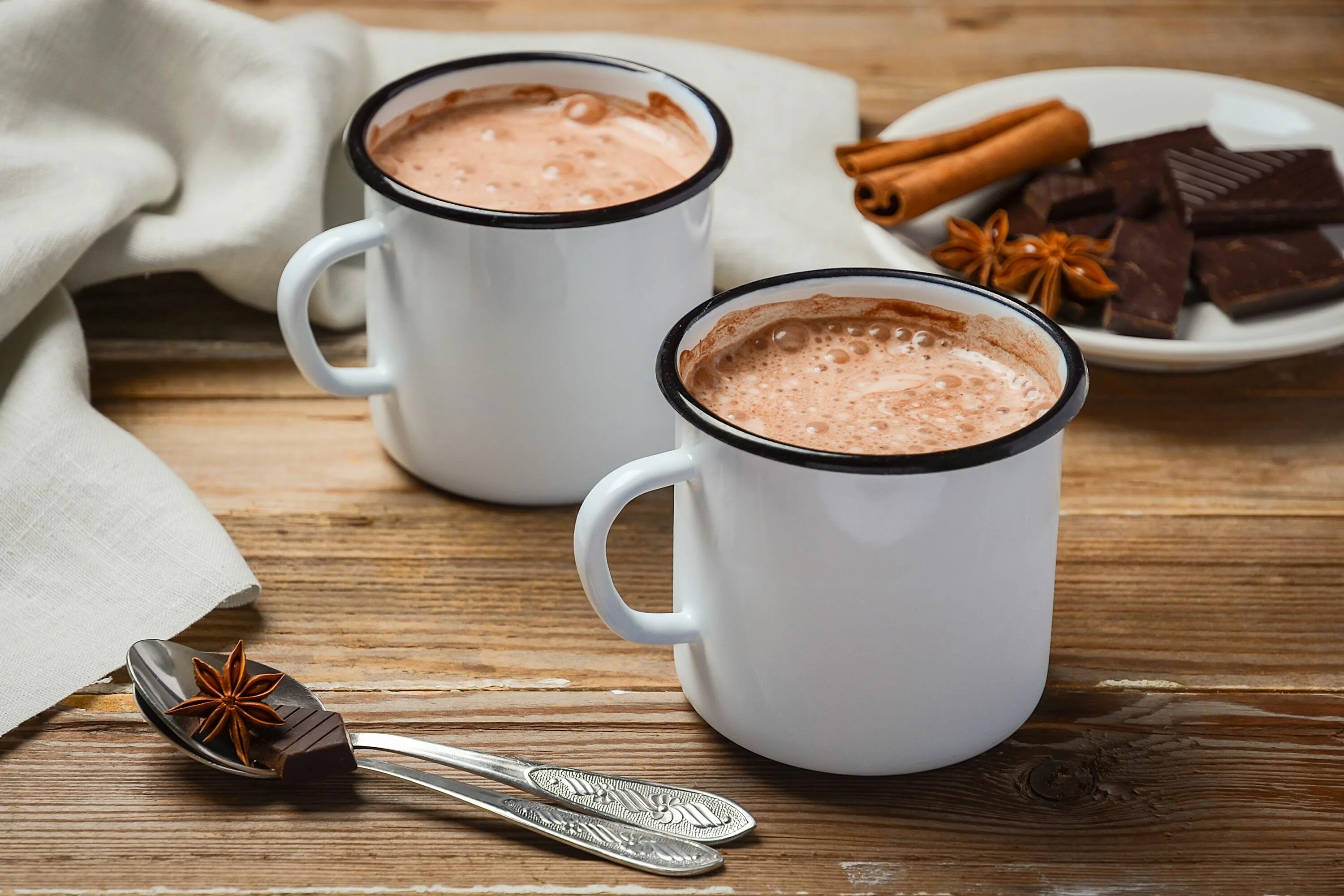 Какао напиток. Молочный шоколад напиток. Детский кофе. Детский горячий шоколад. Стакан шоколадный коктейль на белом фоне.