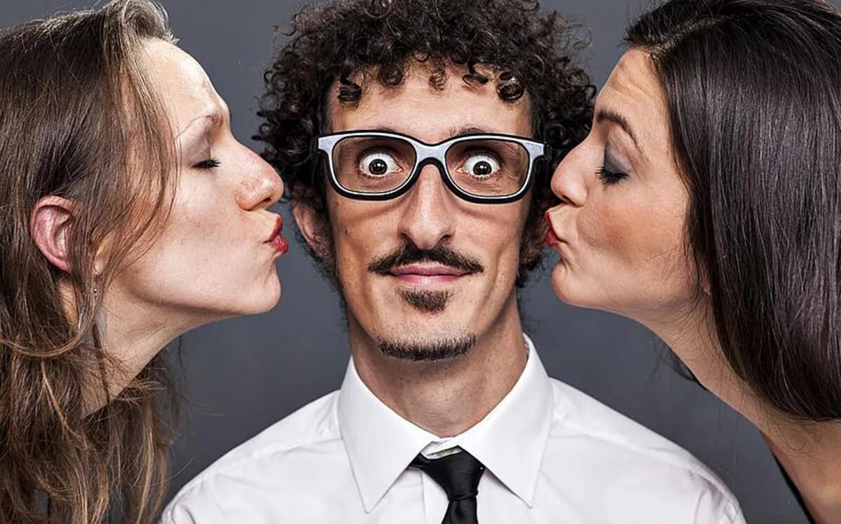 Красивый и некрасивый парень. Почему мужчины выбирают некрасивых женщин. Почему парни выбирают некрасивых. Страшные бабы у которых есть мужики. Почему красивые парни выбирают некрасивых девушек.