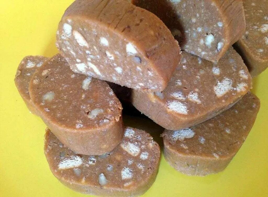 Колбаса из печенья со сгущенкой и какао. Сладкая колбаска. сладкая колбаска из печенья. сладкая колбаса из печеньеч. сладкая сливочная колбаска.